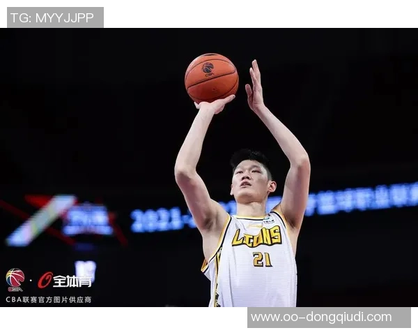胡金秋半场表现出色6投4中贡献8分2篮板助力球队稳定发挥